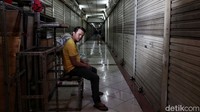 Julius (40) berjualan di Pasar Tanah Abang sejak 2007 lalu. Saat ini, dia tetap bertahan untuk berjualan di tengah sepinya pengunjung.  
