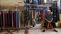 Nasrul (60), mengaku berjualan di Pasar Tanah Abang sejak 1990 silam. Di tahun ini, ia mengaku penjualannya sangat sepi.