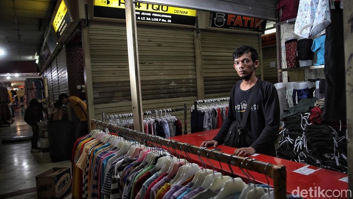 Sepinya pengunjung yang datang ke Pasar Tanah Abang membuat omzet pedagang menurun. Ini ungkapan pedagang terkait sepinya pengunjung di pusat grosir tersebut.