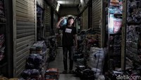 Agung (21) penjual celana jeans juga mengaku sepi pembeli sejak pandemi.  