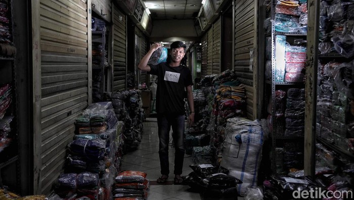 Sepinya pengunjung yang datang ke Pasar Tanah Abang membuat omzet pedagang menurun. Ini ungkapan pedagang terkait sepinya pengunjung di pusat grosir tersebut.