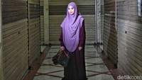 Eneng (27) penjual celana jeans online juga mengaku penjualannya tidak terlalu ramai pembeli karena banyak barang yang lebih murah di luar Pasar Tanah Abang.