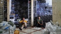 Bagus (kiri), penjual celana jeans mengaku sepinya pembeli offline membuatnya harus berjualan secara online. Tetapi penjualan online juga tidak seramai yang dibayangkan.