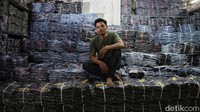 Ali (27) menjelaskan Pasar Tanah Abang saat ini sangat sepi dikarenakan persaingan dengan barang impor dan penjualan online.  