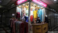 Para pedagang mengeluhkan sepinya pengunjung pasar karena pembeli pindah belanja online bahkan ke media sosial. Gempuran online shop ini berdampak pada omzet pedagang. Jauh sebelum ini, para pedagang juga didera dengan maraknya pakaian bekas impor atau bahasa kerennya thrifting. Pradita Utama/detikcom