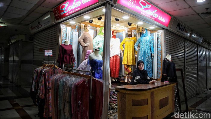 Ekspresi Pedagang Tanah Abang di Tengah Sepinya Pengunjung Sepinya pengunjung yang datang ke Pasar Tanah Abang membuat omzet pedagang menurun. Ini ungkapan pedagang terkait sepinya pengunjung di pusat grosir tersebut.