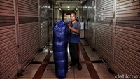 Yanto (40), seorang kuli di Pasar Tanah Abang juga mengaku biasanya mendapatkan orderan 5 kodi dalam sehari tetapi kini hanya 1 kodi saja.  