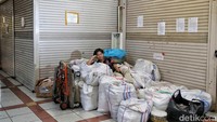 Farhan (23), penjual pakaian online di Pasar Tanah Abang mengaku penjualan mulai menurun sejak pandemi Covid-19.   