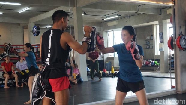 Emak-emak PT Somplak saat berlatih Boxing dan Muay Thai.