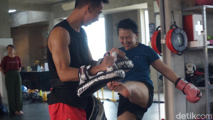 Emak-emak PT Somplak saat berlatih Boxing dan Muay Thai.
