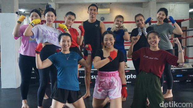Emak-emak PT Somplak saat berlatih Boxing dan Muay Thai.