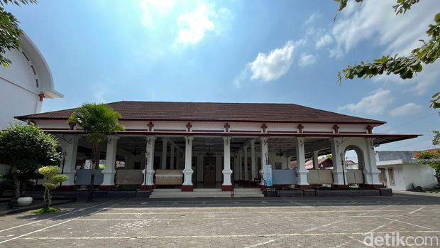 Gereja Santo Yusup Bintaran Jogja. Gereja Jawa pertama di Jogja dan jejak perjuangan Uskup pribumi A Soegijapranata.