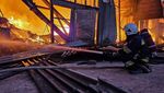 Penampakan Gudang Industri Ukraina Ludes Terbakar Dirudal Rusia