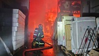 Petugas pemadam kebakaran bekerja di lokasi gudang industri yang rusak akibat serangan pesawat tak berawak Rusia, di tengah serangan Rusia ke Ukraina, di Lviv, Ukraina, Selasa (19/9/2023). 