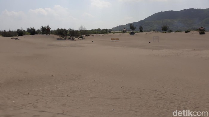 Gumuk pasir Parangtritis di Kapanewon Kretek, Kabupaten Bantul.