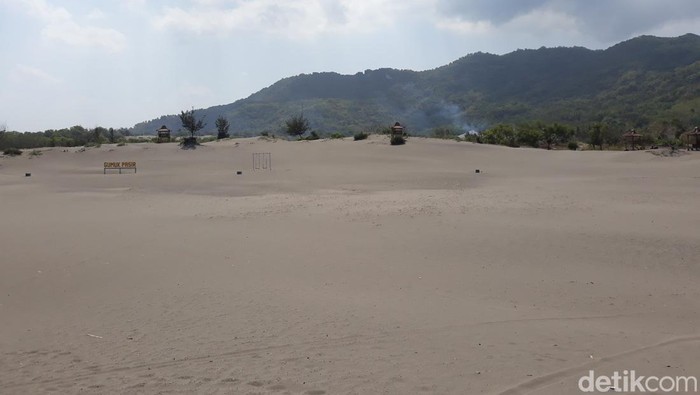 Gumuk pasir Parangtritis di Kapanewon Kretek, Kabupaten Bantul.