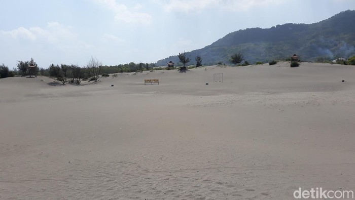 Gumuk pasir Parangtritis di Kapanewon Kretek, Kabupaten Bantul.