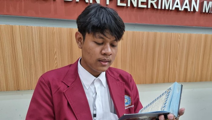 Hafiz Quran 30 juz, Farid Faqih mahasiswa baru Universitas Muhammadiyah (UM) Surabaya saat membaca Al-Quran.