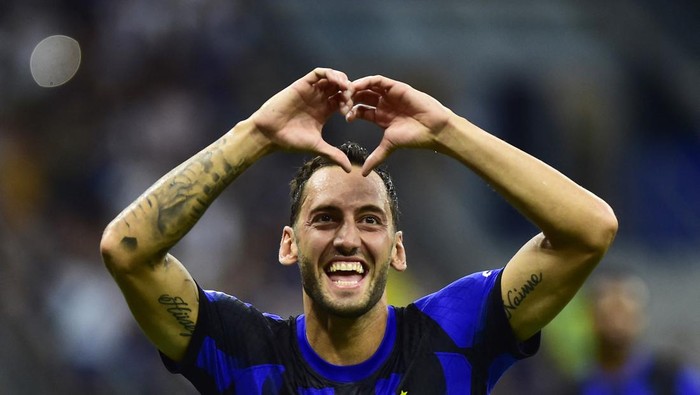 Soccer Football - Serie A - Inter Milan v Fiorentina - San Siro, Milan, Italy - September 3, 2023 Inter Milans Hakan Calhanoglu celebrates scoring their third goal REUTERS/Massimo Pinca