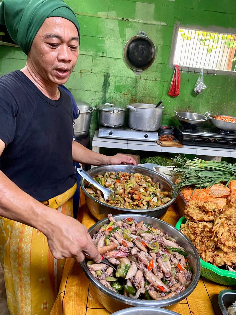 Bangun!  Aksi Nyak Kopsah Memasak dan Menyajikan Oseng Bang Madun kepada Pengunjung