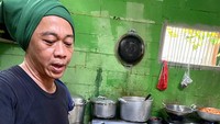 Turun tangan langsung ke dapur, Nyak Kopsah menyajikan ragam menu rumahan dan menu khas Betawi. Salah satunya oseng cumi dan olahan jengkol sedap ini. Foto: detikfood