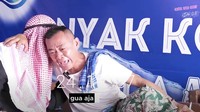 Bang Madun yang biasa berperan jadi emak-emak dengan sebutan Nyak Kopsah ini tak terima dengan kritikan tersebut. Ia tampak emosi saat dikonfirmasi oleh YouTuber OPAH DAN OBET Kisah Gue. YouTube: OPAH DAN OBET Kisah Gue