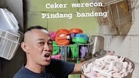 Nyak Kopsah juga rutin mengunggah video masak di Instagram. Kali ini ia mengungkap tips dan trik membuat ceker mercon. Foto: Instagram nyak_kopsah