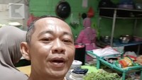 Di dapur sederhana inilah, Nyak Kopsah dibantu para pegawainya yang juga keluarga, memasak menu yang akan disajikan. Harga menu di warungnya mulai dari Rp 15 ribuan. Foto: Instagram nyak_kopsah