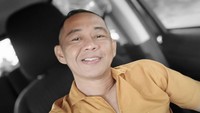 Ahmad Yani alias Bang Madun adalah sosok pemilik warung makan Oseng-oseng Bang Madun yang ada di Cipondoh, Tangerang. Warung makannya baru saja diulas TikToker @makanlurr. Ia mengkritik kebersihan di sana.  Foto: Instagram nyak_kopsah