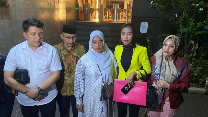 Ibunda Imam Masykur, Fauziah, meendatangi Polda Metro Jaya meminta pengeroyok anaknya dihukum berat.