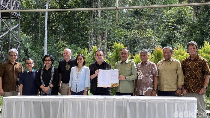 Anggota Komite ESG Otorita IKN bersama Kepala Otorita IKN.