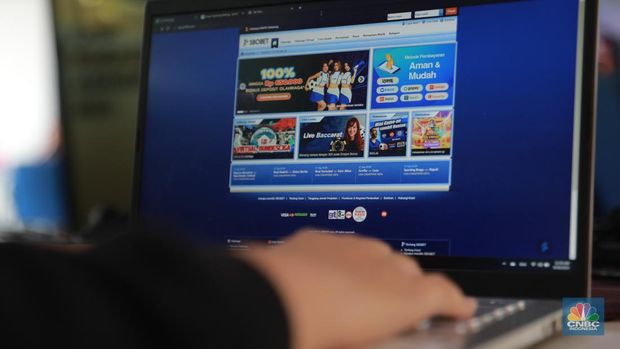 Online Gambling Illustration (CNBC Indonesia/Muhammad Sabki)