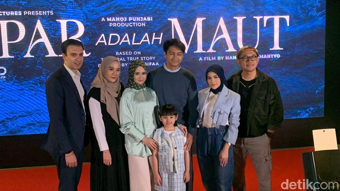 Manoj Punjabi bersama dengan penulis dan cast Ipar Adalah Maut.