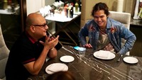 Pria kelahiran 15 November 1962 kerap membagikan momen kulineran bersama keluarga. Salah satunya bersama dengan Dul, begini momennya saat makan berdua. Foto: Instagram @irwanmussry