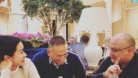 Irwan Mussry juga kerap kulineran dengan rekan bisnisnya. Seperti yang terlihat pada momen ini, mereka asyik berdiskusi sambil menikmati makanan. Foto: Instagram @irwanmussry