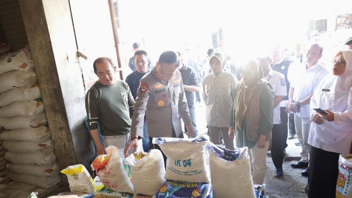 Kapolda Babel sidak harga beras di pasar di Pangkalpinang.