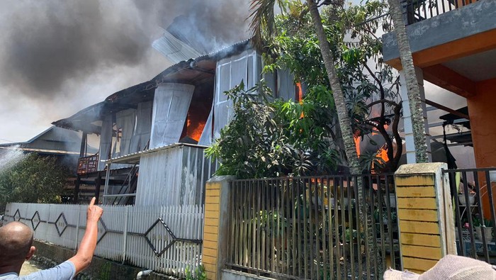 Kebakaran melanda 2 rumah warga di Sidrap, Sulsel.