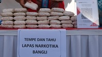 Produk hasil karya warga binaan permasyarakatan tersebut dibeli oleh petugas lapas setempat, kemudian dititipkan di toko-toko terdekat hingga merambah lapak dagang daring yang disesuaikan dengan pesanan.  