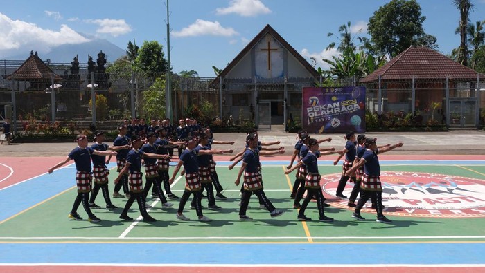 Kehidupan Humanis di Lapas Bangli Sejumlah warga binaan pemasyarakatan (WBP) menyaksikan rekannya berlatih keterampilan baris berbaris di Lapas Narkotika Kelas IIA Bangli, Bali.
