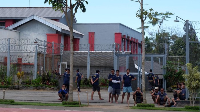 Sejumlah warga binaan pemasyarakatan (WBP) menyaksikan rekannya berlatih keterampilan baris berbaris di Lapas Narkotika Kelas IIA Bangli, Bali.