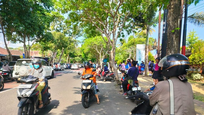 Kemacetan yang terjadi saat para orang tua siswa menjemput anak-anak mereka di salah satu SMP Negeri di  Jembrana, Rabu (20/9/2023).  (IST)