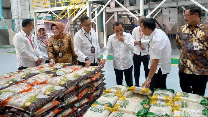 Kepala Badan Pangan Nasional (Bapanas) Arief Prasetyo Adi, Mensesneg Pratikno dan Dirut Bulog Budi Waseso, saat mengunjungi gudang Bulog Sukoharjo, Rabu (20/9/2023).