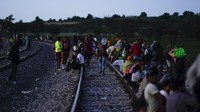Menurut pernyataan perusahaan, beberapa ribu migran yang tidak memiliki izin resmi menunggu di atas kereta barang atau di sekitar halaman stasiun kereta di kota-kota yang terletak di sepanjang jalur menuju perbatasan AS.  
