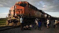 Perusahaan operator kereta barang terbesar di Meksiko, Ferromex, mengumumkan penghentian 60 kereta barang akibat lonjakan jumlah migran yang menuju Amerika Serikat (AS) dan menggunakan kereta barang tersebut.   