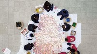 Begini potret membuatan mural di lantai tersebut.  