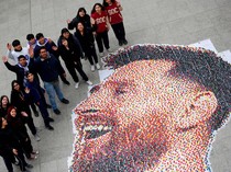 Keren! Siswa Ini Bikin Mural Lionel Messi dari Tutup Botol