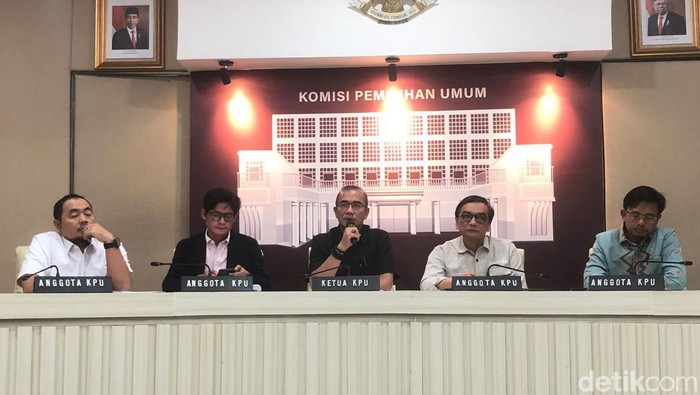 Ketua Divisi Perencanaan Keuangan dan Logistik KPU Yulianto Sudrajat (urutan kedua dari kanan).
