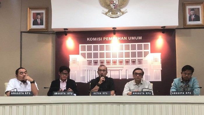 Ketua KPU Hasyim Asyari dan jajarannya saat jumpa pers