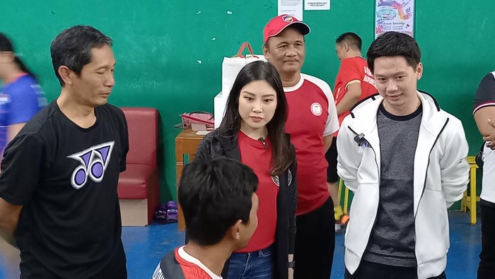 Atlet bulutangkis Indonesia, Kevin Sanjaya, saat mendatangi tempat latihan atlet ASEAN Para Games (APG) cabang olahraga (cabor) badminton di Gor HTC Solo Baru, Kecamatan Grogol, Sukoharjo, Rabu (20/9/2023)