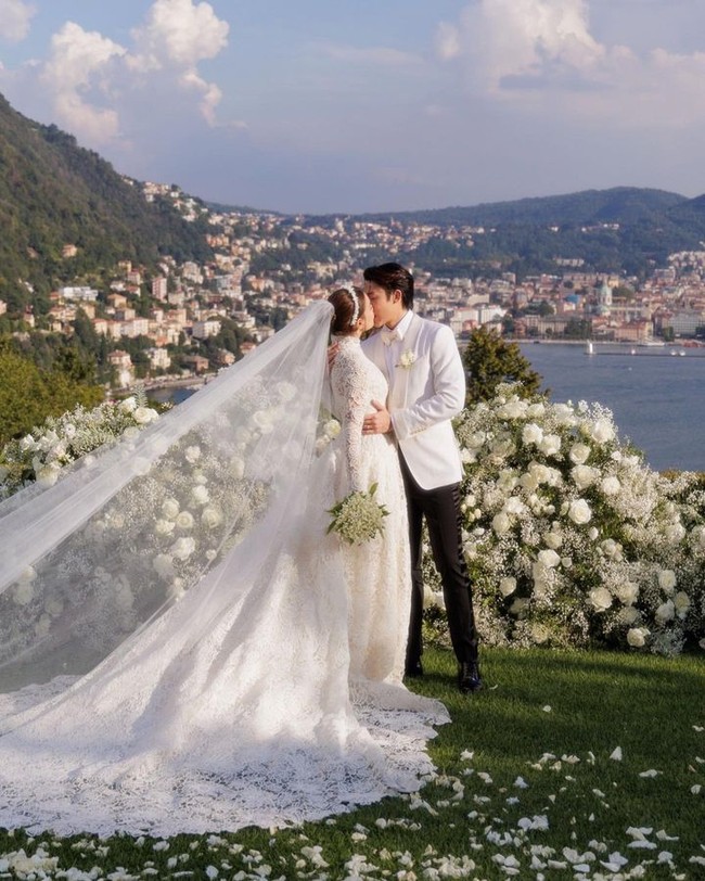 Kimberley Anne Woltemas baru saja dipersunting Mark Prin setelah 10 tahun berpacaran. Pasangan asal Thailand tersebut melangsung pernikahan nan megah bak bangsawan di Italia. Foto: Instagram @ kimmy_kimberley